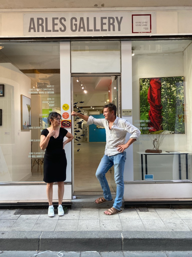 Anne Eliayan et Christian Pic devant leur lieu d'expositions à Arles