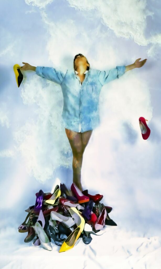 EXPOSITION FOOL ON THE HILL - Personne debout sur des chaussures dans les nuages