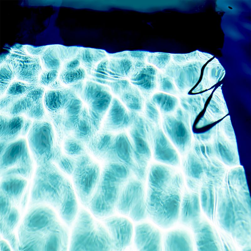 EXPOSITION UN PEU D’EAU DANS LE PÉDILUVE - Reflet d'eau dans une piscine