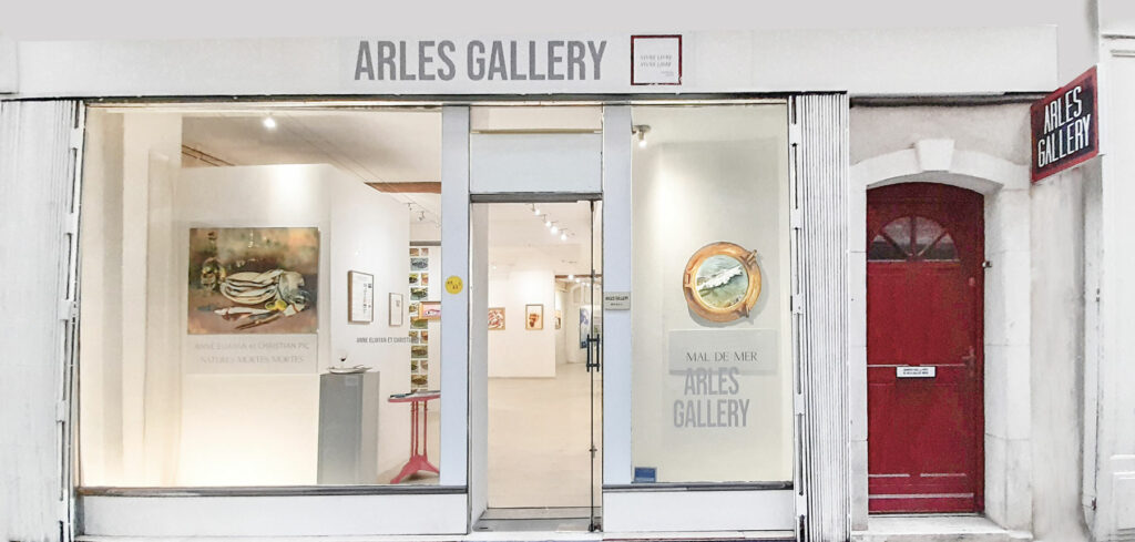 vitrine de la Arles gallery automne 2023 autour du projet mer