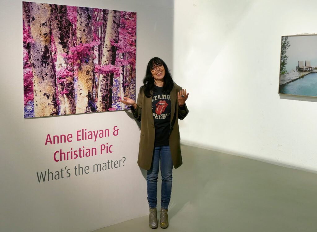 Anne Eliayan a l'entrée de l'exposition dans la kunststation de Kleinsassen