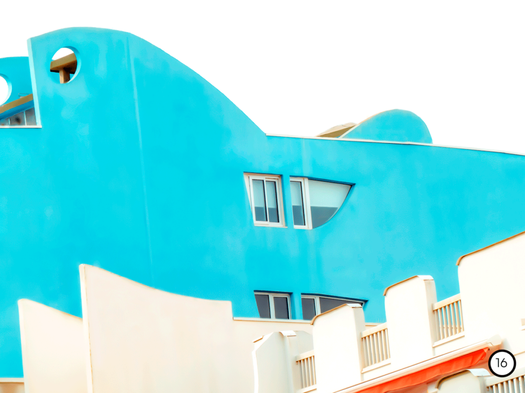 photo d'un bâtiment bleu en vague de la Grande-Motte