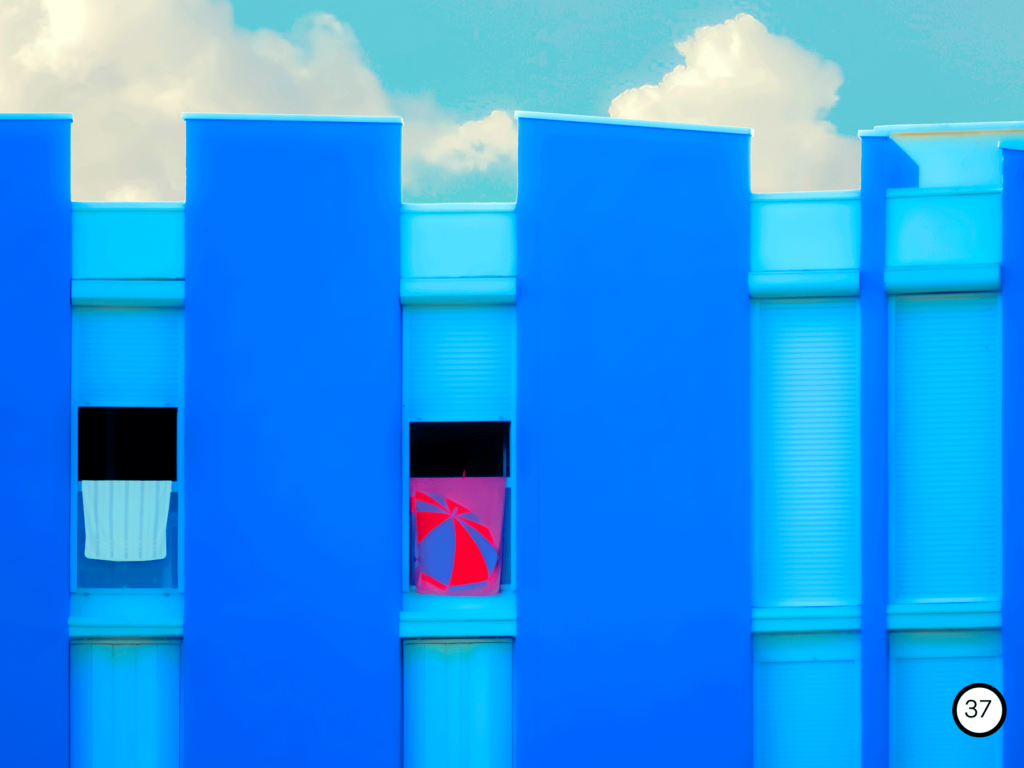 Photo de face d'un bâtiment tout bleu à la grande motte