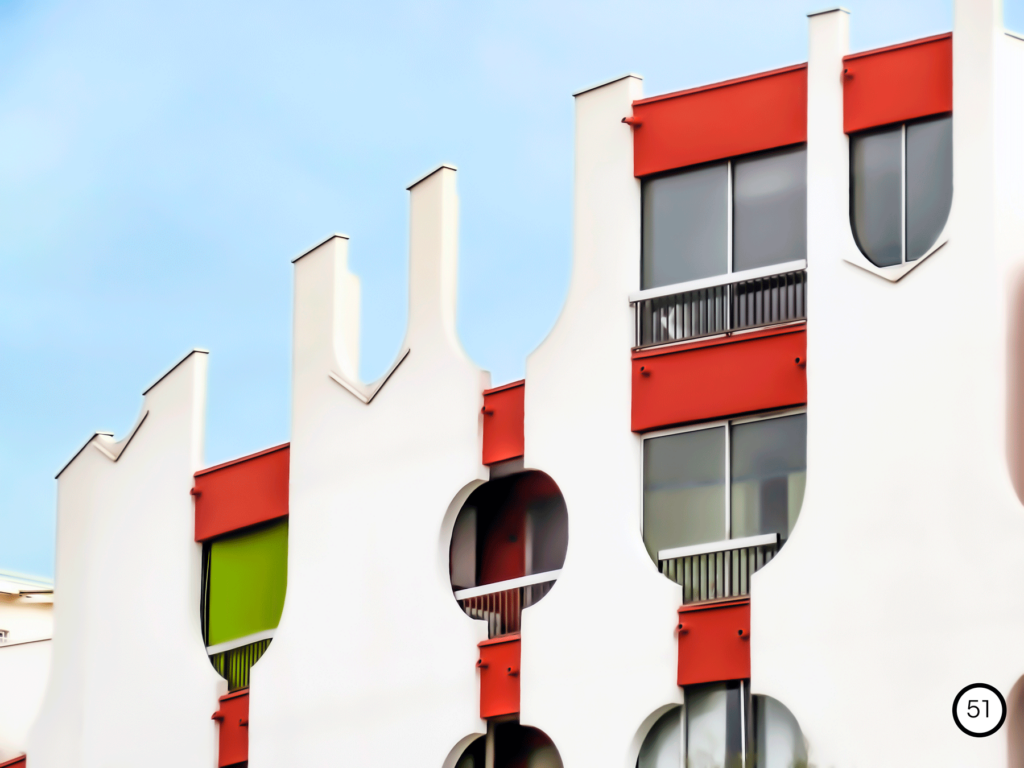 Photo d'une façade d'un bâtiment blanc et rouge de la grande motte