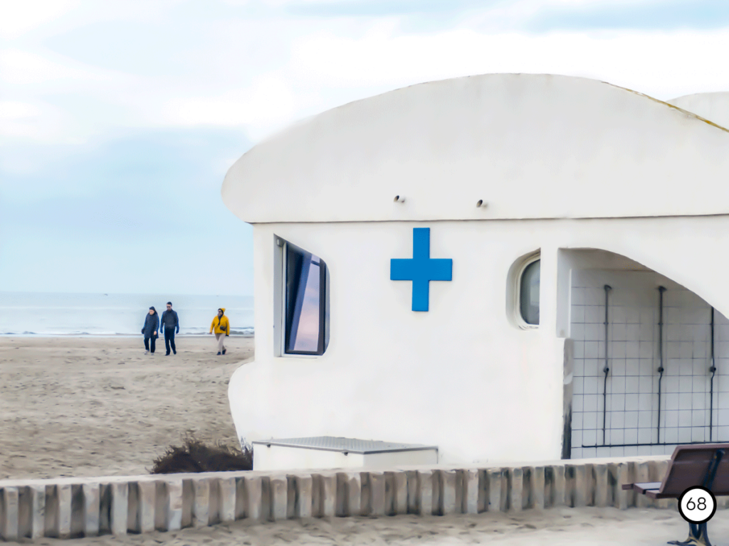 Photo de bâtiment médical sur la plage de la grande motte