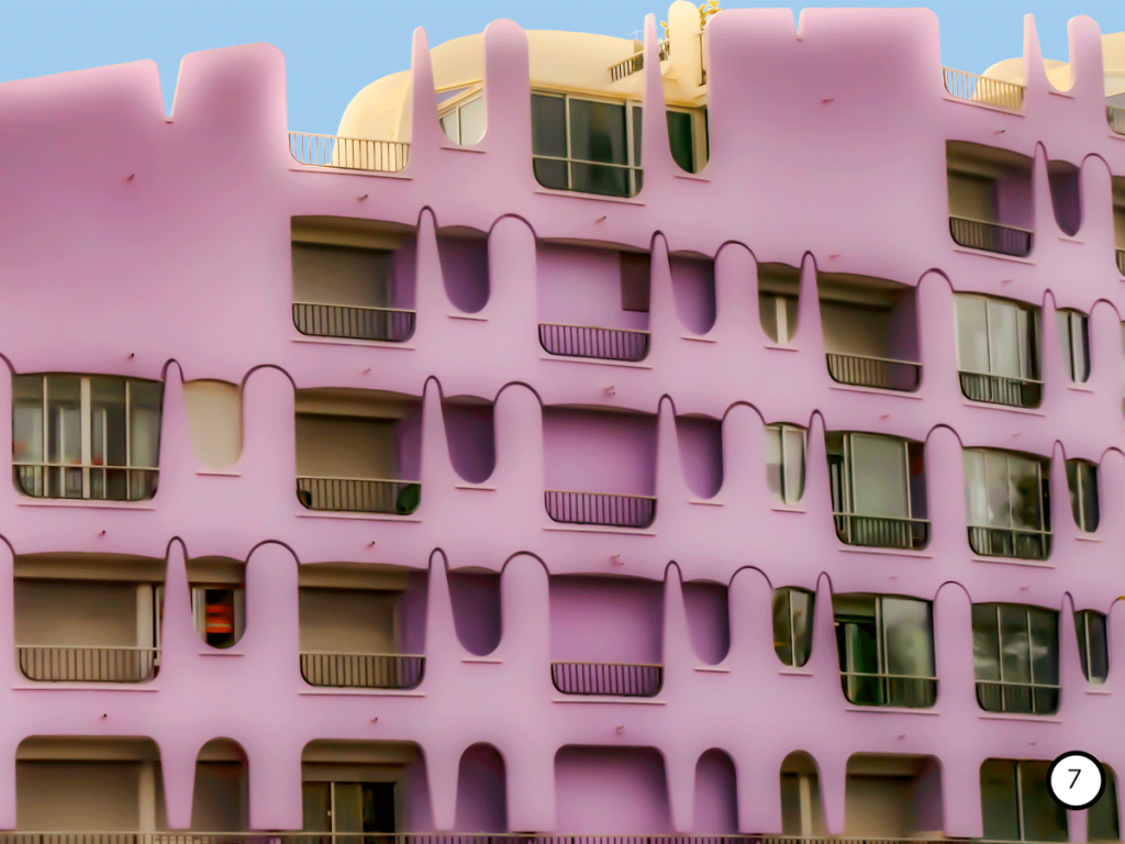 Photo d'un immeuble rose à la grande Motte