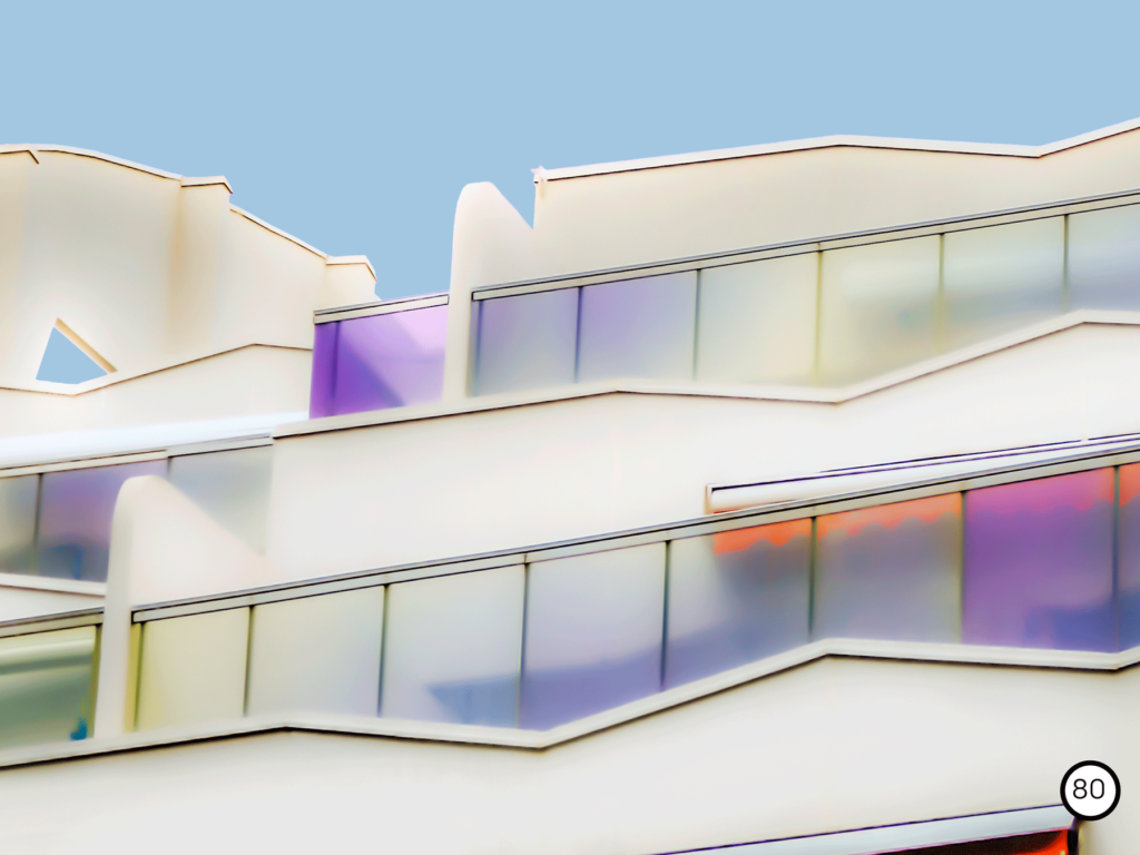Photo en contre plongée d'un bâtiment blanc et fenêtre violet de la grande motte