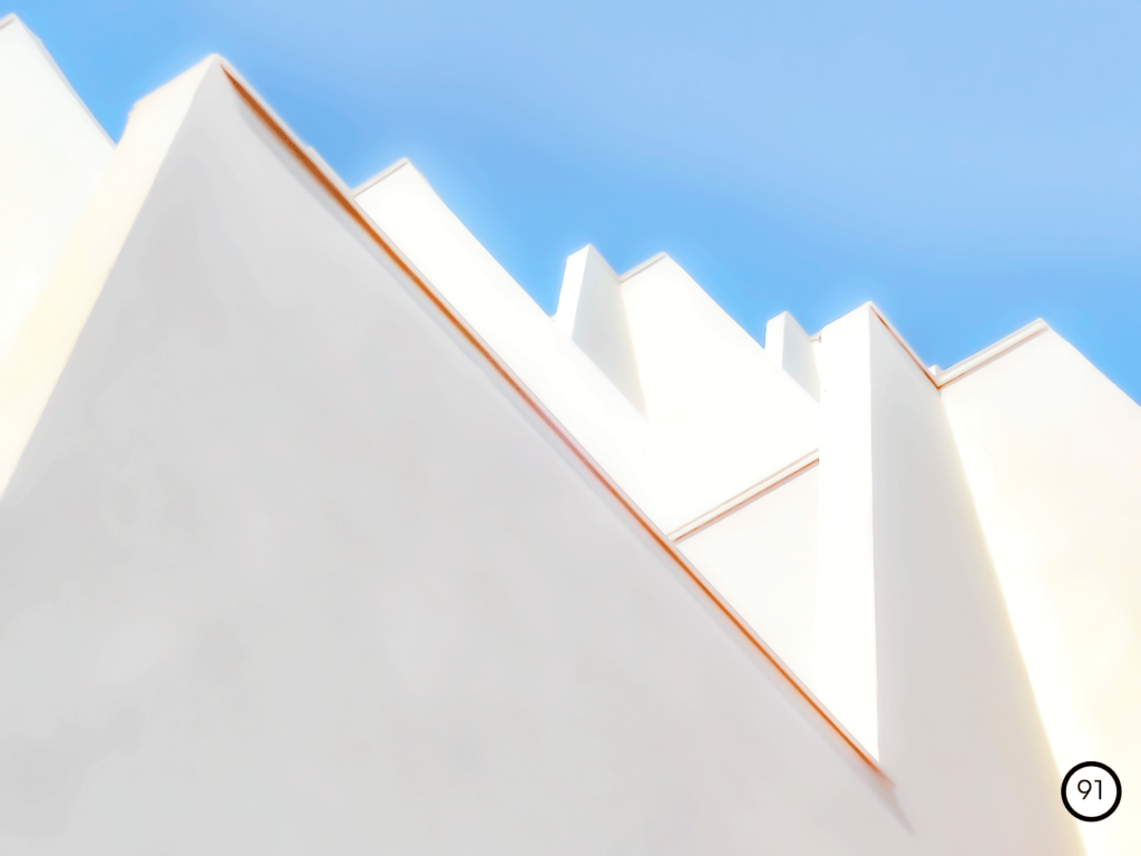 Photo de mur blanc d'un immeuble de la grande motte
