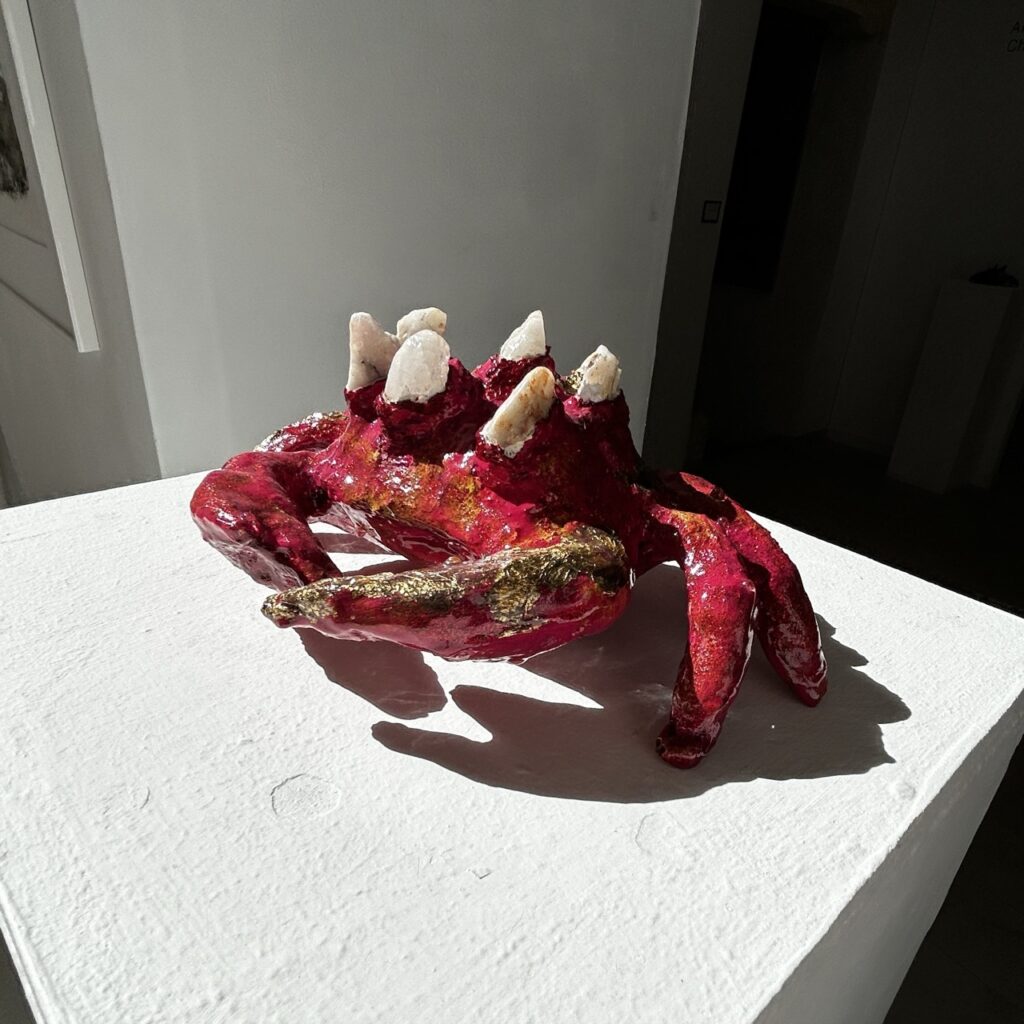 Sculpture d'un crabe rouge