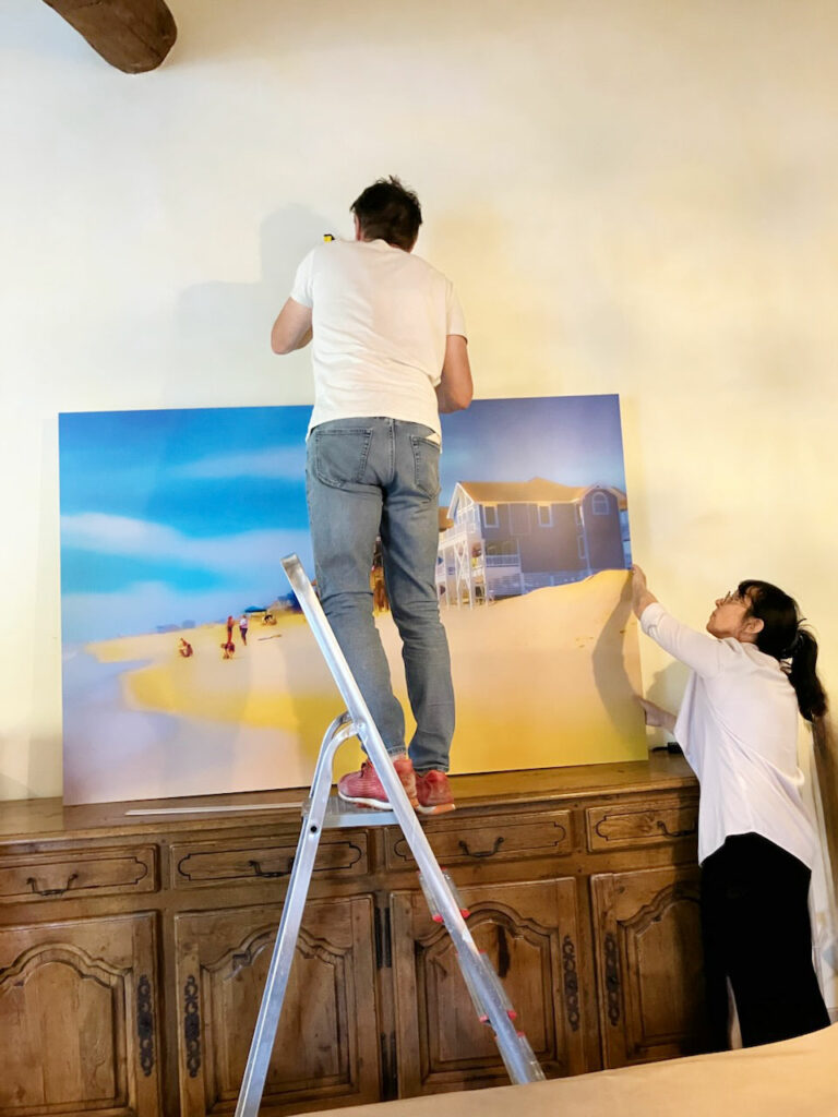 le duo accroche une photo de près de 2 mètres de long