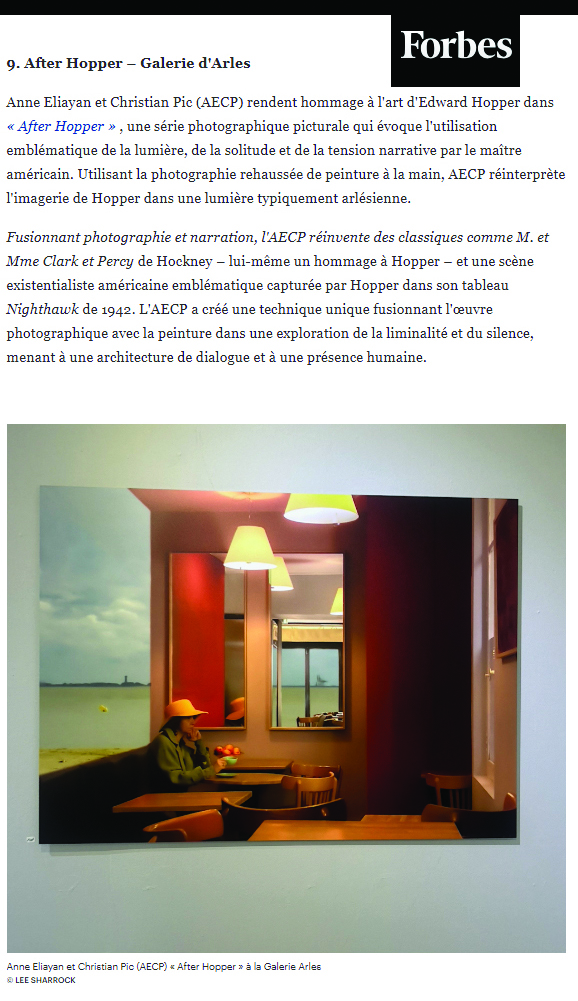 L'article de journal de Forbes est illustré avce l'une des images de l'exposition "After Hopper" qui représente une femme dans un bar perdue dans ses pensées.
