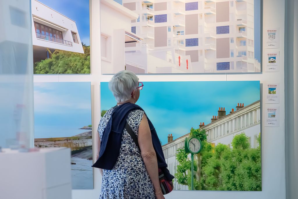 Photographie d'une visiteuse de dos au milieu de l'exposition Rêver Royan.