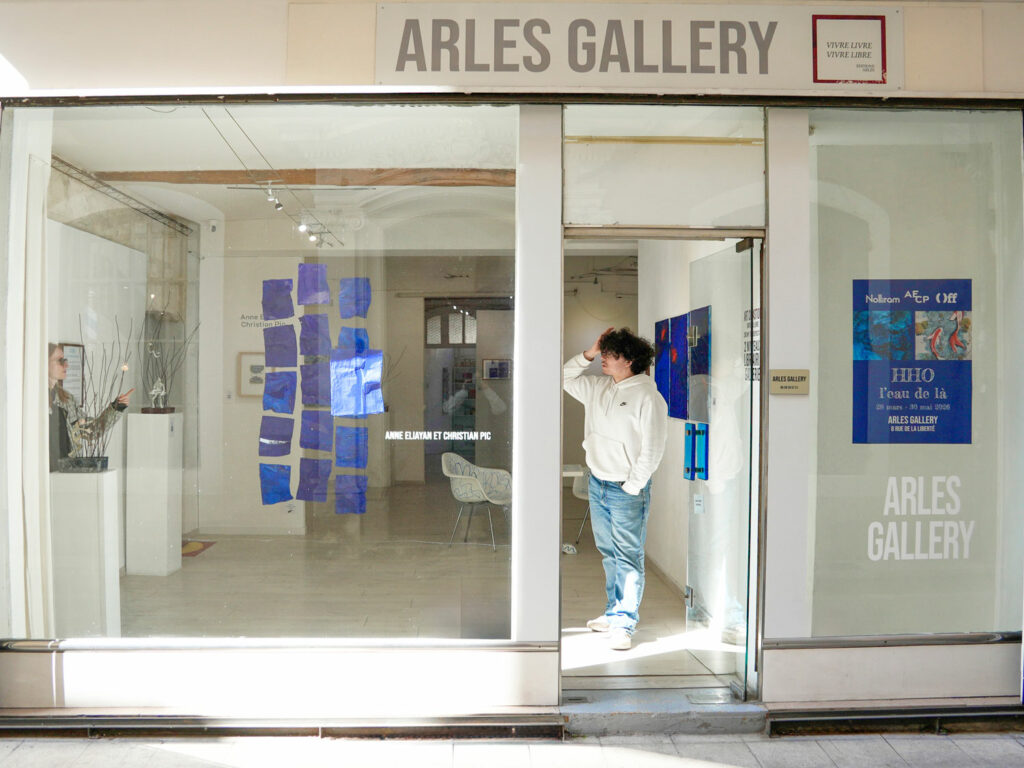 La Arles gallery a choisi le bleu pour le festival du dessin. Nous sommes le numero 22 du festival Off.