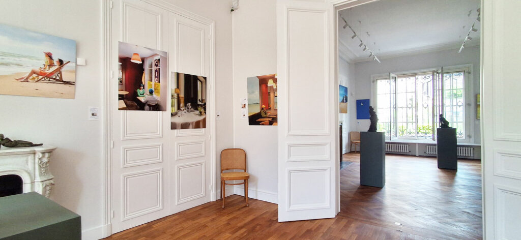 La photo est dans la galerie d'exposition du Secret à Rouen. Aux murs se trouvent les tirages de la série photographique AFTER HOPPER par AECP.